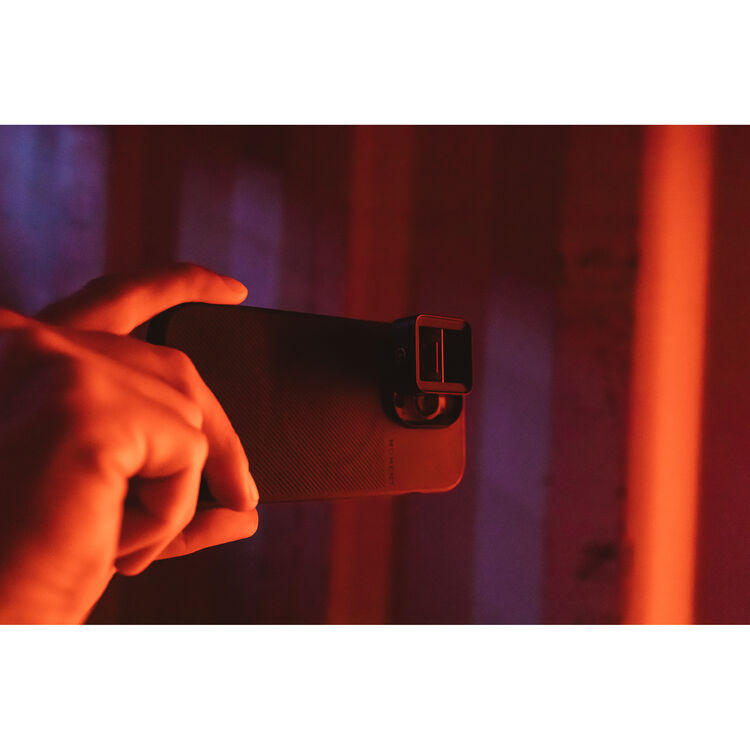 MOMENT T-SERIES 1.33X ANAMORPHIC MOBILE LENS GOLD FLARE - Image 7